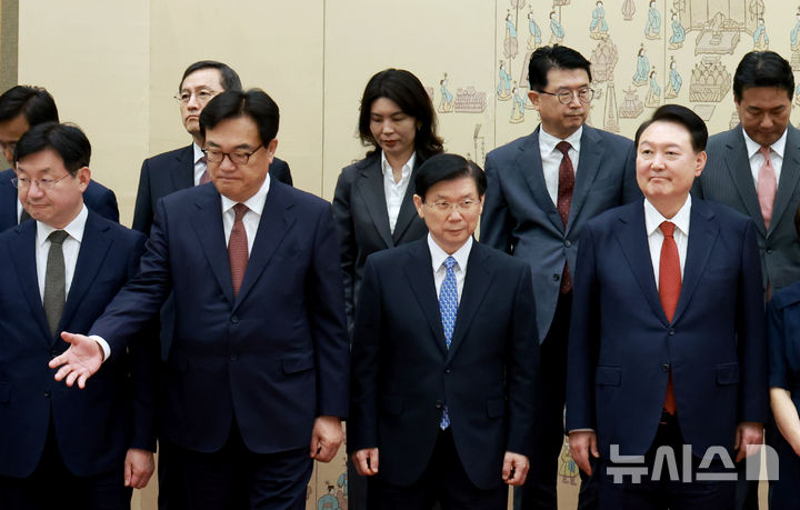 [서울=뉴시스] 조수정 기자 = 윤석열 대통령이 9일 서울 용산 대통령실 청사에서 박종준 신임 대통령경호처장에게 임명장을 수여한 뒤 환담장으로 이동하고 있다. (대통령실통신사진기자단) 2024.09.09. chocrystal@newsis.com