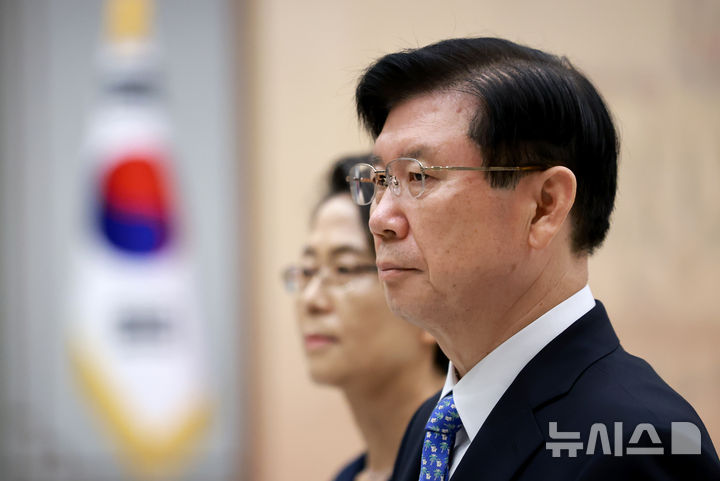 [서울=뉴시스] 조수정 기자 = 박종준 신임 대통령경호처장이 9일 서울 용산 대통령실 청사에서 윤석열 대통령의 경호처장 임명장 수여식 시작을 기다리고 있다. (대통령실통신사진기자단) 2024.09.09. chocrystal@newsis.com