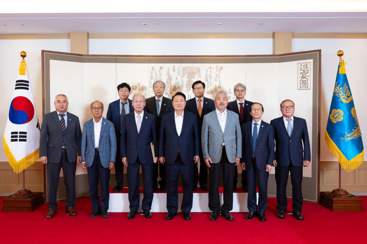 [서울=뉴시스] 조수정 기자 = 윤석열 대통령이 9일 서울 용산 대통령실 청사에서 원자력 산업계 원로들과 오찬 간담회를 마친 뒤 기념촬영을 하고 있다. 앞열 왼쪽부터 송하중 사학연금공단 이사장, 송명재 전 한국원자력환경공단 이사장, 이종훈 전 한국전력공사 사장, 윤 대통령, 신원기 전 한국원자력안전기술원장, 방지혁 전 한전원자력연료 본부장, 박군철 전 한국전력국제원자력대학원대학교 총장.뒷열 왼쪽부터 장순흥 부산외국어대학교 총장, 노태선 전 한국전력기술 단장, 김하방 전 두산중공업 부사장, 정동욱 중앙대학교 교수. (사진=대통령실 제공) 2024.09.09. photo@newsis.com *재판매 및 DB 금지