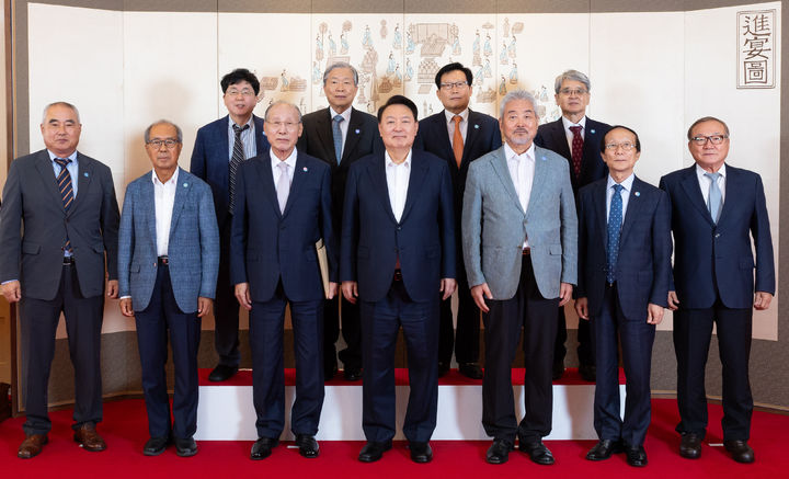 [서울=뉴시스] 조수정 기자 = 앞열 왼쪽 세번째 이종훈 전 한국전력공사 사장의 모습. (사진=대통령실 제공) 2024.09.09. photo@newsis.com *재판매 및 DB 금지