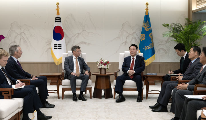 [서울=뉴시스] 조수정 기자 = 윤석열 대통령이 9일 서울 용산 대통령실 청사에서 얀 페이터 발케넨데 전 네덜란드 총리를 접견, 환담하고 있다. (사진=대통령실 제공) 2024.09.09. photo@newsis.com *재판매 및 DB 금지