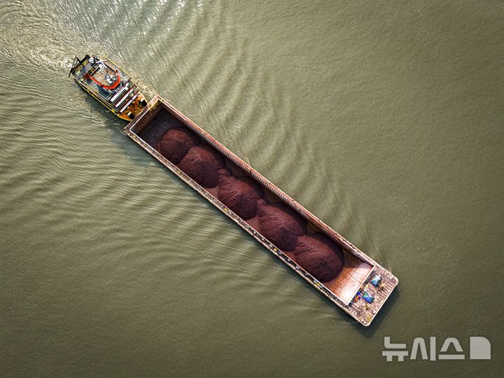 [마리아노 로케 알론소=AP/뉴시스] 9일(현지시간) 파라과이 마리아노 로케 알론소 파라과이강이 극심한 가뭄으로 120년 만의 최저 수위를 기록한 가운데 예인선 한 척이 화물을 많이 싣지 않은 바지선을 밀고 있다. 이 강은 옥수수, 콩 등 주요 곡물의 중요한 운송 통로이다. 2024.09.10.