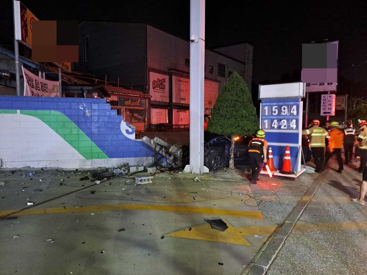 [강릉=뉴시스] 10일 오전 4시7분께 강원 강릉시 입암동 한 도로에서 A(19)가 운전한 차량이 주유소 담장과 전신주를 잇따라 추돌한 사고 현장. (사진=강릉소방서 제공)&nbsp; *재판매 및 DB 금지