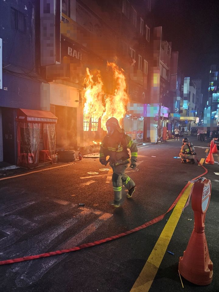 [부산=뉴시스] 9일 오후 부산진구의 한 식당에서 화재가 발생했다. (사진=부산소방재난본부 제공) 2024.09.10. photo@newsis.com *재판매 및 DB 금지