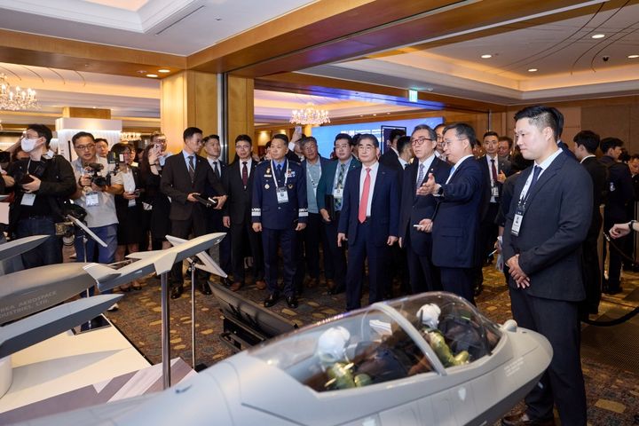 [서울=뉴시스] 김지홍(오른쪽) KAI 미래융합기술원 원장이 부스를 방문한 조태열(중앙) 외교부장관과 김용현(왼쪽) 국방부장관에게 설명을 하고 있다. (사진=KAI 제공) photo@newsis.com *재판매 및 DB 금지