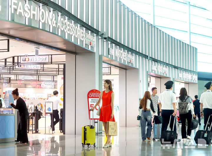 [서울=뉴시스]신세계면세점은 인천공항 제2터미널 서편에 복합패션매장과 뷰티 매장을 차례로 오픈하며, 대규모의 '신세계 존(zone)'을 선보였다고 10일 밝혔다.2024.09.10.(사진=신세계면세점 제공)photo@newsis.com