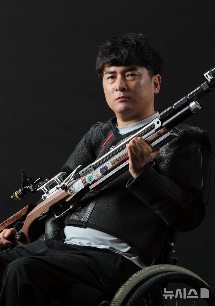 "파리 페럴림픽 사격 동메달 서훈태, 남해의 아들이 해냈다"