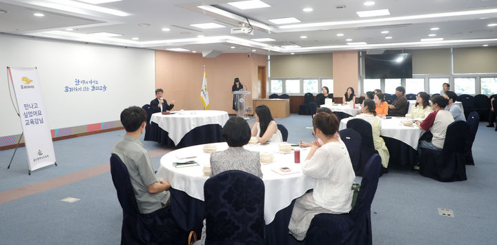 [울산=뉴시스] 시민과 대화하는 천창수 울산교육감 *재판매 및 DB 금지