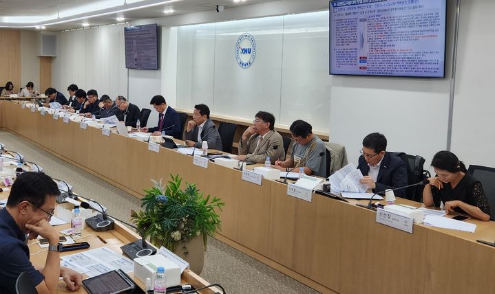 [춘천=뉴시스] 10일 강원대학교는 지난 9일 강원대학교에서‘국립대학 거버넌스 혁신 모델_1도1국립대학’ 시스템 고도화 방안 수립 정책연구 결과보고회를 개최했다고 밝혔다. 강원대학교 제공. *재판매 및 DB 금지