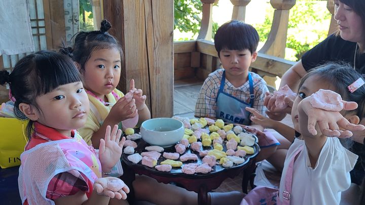 안동종가음식체험관 예미정 별채에서 열린 '한가위 송편 빚기 시연회'에서 어린이들이 송편을 빚고 있다. (사진=예미정 제공) *재판매 및 DB 금지