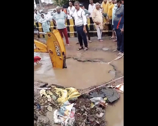 [서울=뉴시스] 인도의 한 도로에서 싱크홀이 발생해 당시 도로를 달리던 오토바이 한 대가 빠졌다. 싱크홀 안에는 물이 가득차 있어 오토바이 운전자가 하마터면 익사할 뻔했다. (사진=majoriti) *재판매 및 DB 금지