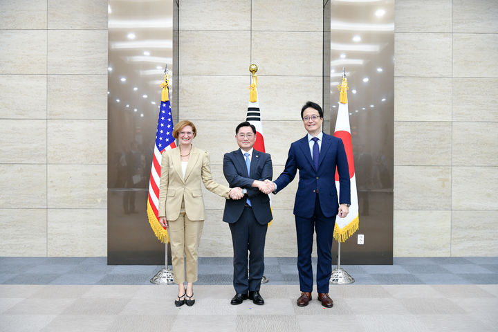 [서울=뉴시스] 조창래 대한민국 국방부 국방정책실장(가운데), 카라 에버크롬비(Cara ABERCROMBIE) 미합중국 국방부 정책부차관 대리(사진 왼쪽), 야마토 타로(YAMATO Taro) 일본 방위성 방위정책국장(사진 맨 오른쪽). (사진=국방부 제공) 2024.09.10. photo@newsis.com *재판매 및 DB 금지