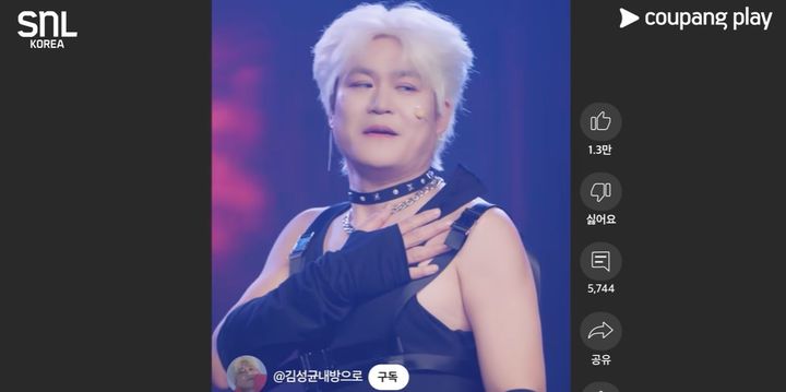 [서울=뉴시스] 쿠팡플레이 'SNL코리아 시즌6'에서 걸그룹 '르세라핌'을 패러디한 김성균의 모습. (사진=쿠팡플레이 'SNL코리아 시즌6' 유튜브 영상 캡처) 2024.09.10. photo@newsis.com&nbsp;&nbsp; *재판매 및 DB 금지