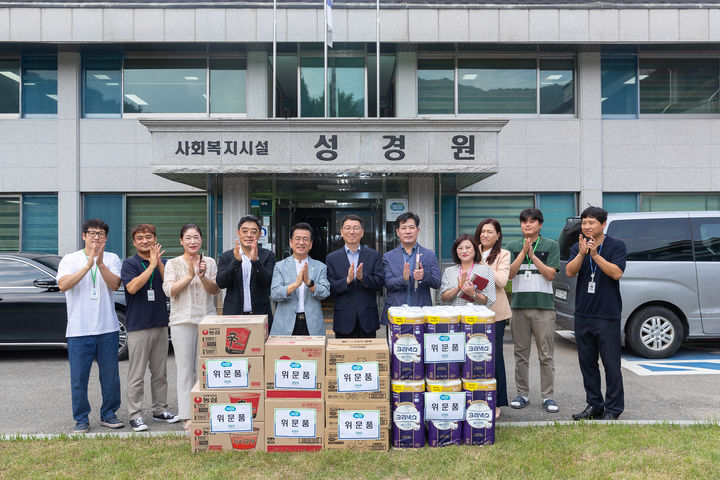 [수원=뉴시스] 김성중 행정1부지사가 10일 동두천시 성경원을 방문해 위문품을 전달하고 기념촬영을 하고 있다. (사진=경기도 제공) *재판매 및 DB 금지