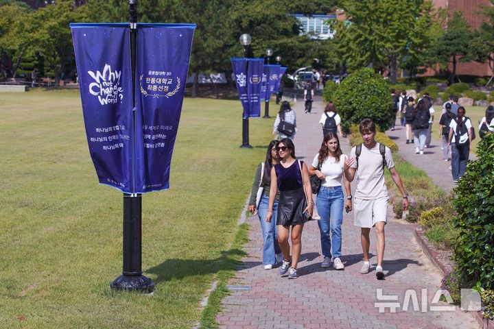 [포항=뉴시스] 송종욱 기자 = 한동대학교가 10일 경북 포항시청 브리핑룸에서 글로컬대학 30 선정에 따른 미래형 교육 혁신 모델 HI(전인 지능) 교육 청사진을 공개하는 기자회견을 했다. 사진은 글로컬대학 30 사업에 선정된 한동대 캠퍼스 전경. (사진=한동대 제공) 2024.09.10. newsis@newsis.com