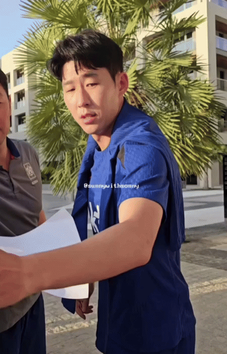 [서울=뉴시스] 손흥민이 사인을 해달라는 팬의 요청을 거절하는 모습. (사진=인스타그램) *재판매 및 DB 금지