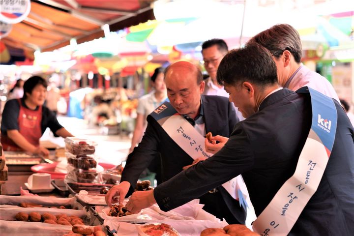 [진주=뉴시스]KTL, 설맞이 전통시장 장보기. *재판매 및 DB 금지