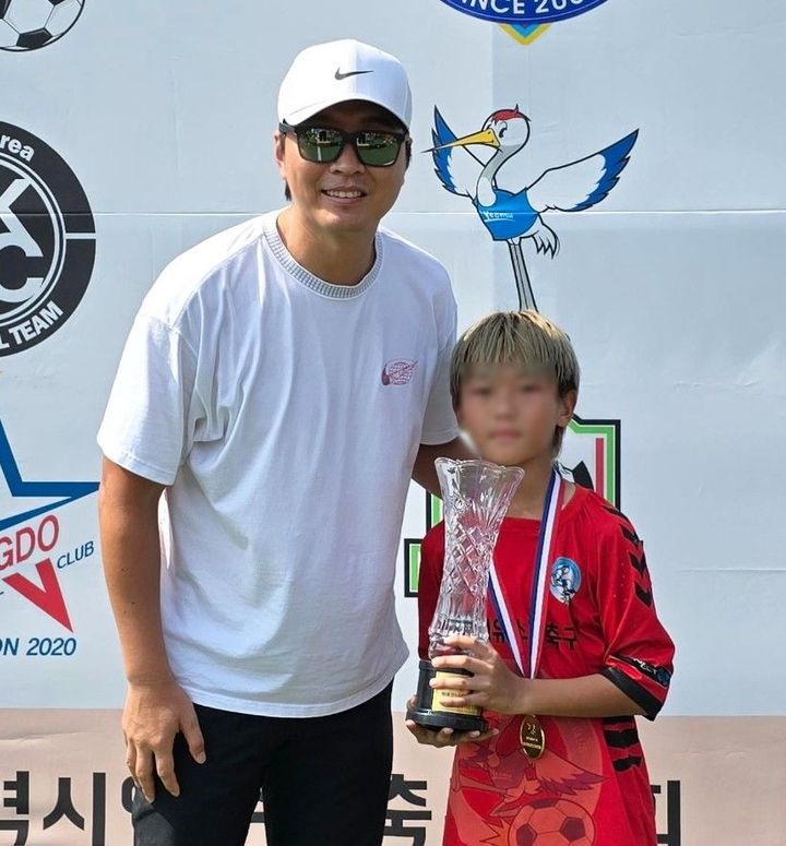 [서울=뉴시스] 이동국과 아들 이시안 군의 모습. (사진=이수진 인스타그램 캡처) 2024.09.10. photo@newsis.com   *재판매 및 DB 금지