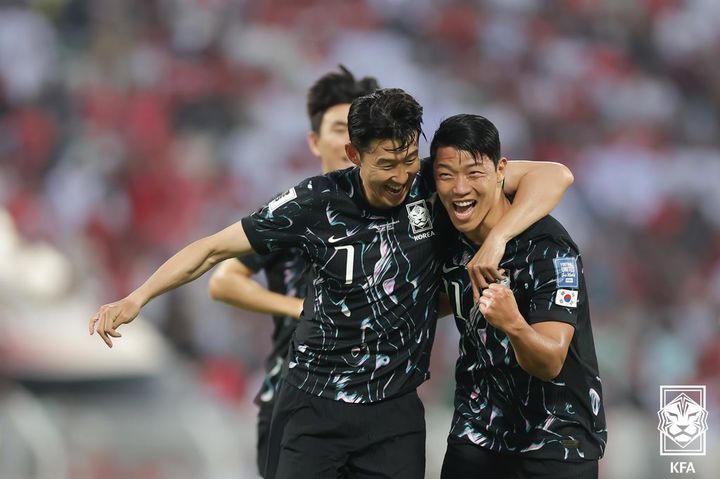 [서울=뉴시스] 축구 대표팀 황희찬(오른쪽)과 손흥민. (사진=대한축구협회 제공)