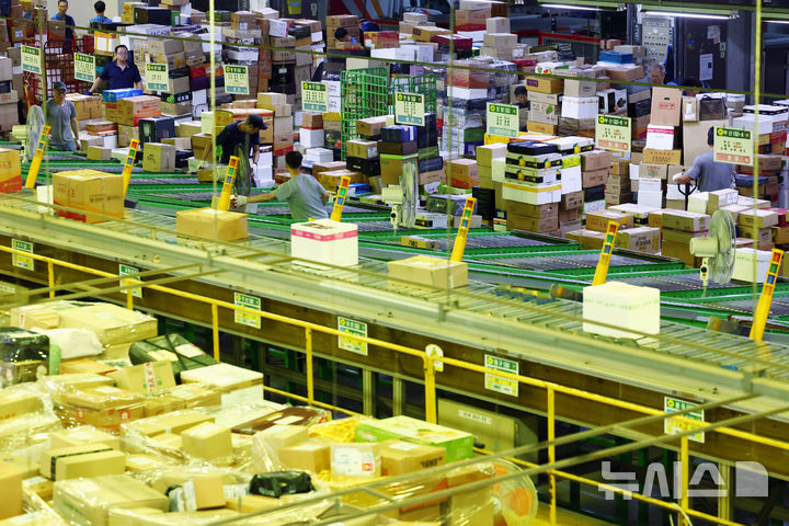 [서울=뉴시스] 전신 기자 = 서울의 한 우편물류센터에서 직원들이 택배 분류 작업을 하고 있다.2024.09.10. photo1006@newsis.com