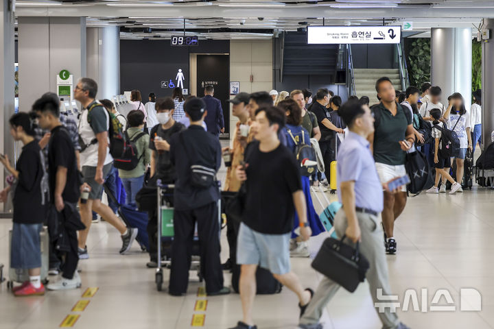 [서울=뉴시스] 정병혁 기자 = 10일 서울 강서구 김포공항 국내선 탑승수속장에서 여행객들이 이동하고 있다. 제주도관광협회는 추석 귀성 행렬이 시작되는 12일부터 18일까지 추석 연휴 기간 29만7000여명이 제주를 찾을 것으로 보인다고 밝혔다. 이는 지난해 코로나19 엔데믹 이후 처음 맞았던 추석 연휴 기간 31만4602명과 비교해 5.6％ 줄어든 수치다. 2024.09.10. jhope@newsis.com