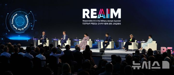 [서울=뉴시스] 김선웅 기자 = 10일 서울 중구 롯데호텔에서 열린 2024 인공지능의 책임있는 군사적 이용에 관한 고위급회의(REAIM)에서 참석 연사들이 '군사 분야 AI 미래 거버넌스 구상' 본회의를 갖고 군사분야 AI 관련 현행 국제 제도 및 협력 강화 전략, 조치 등을 논의하고 있다.  왼쪽부터 로빈 가이스 유엔군축연구소 소장, 루벤 브레이클만스 네덜란드 국방장관, 데니스 가르시아 노스이스턴대 교수, 프라나브 미스트리 투플랫폼 CEO, 레이첼 아담스 AI 거버넌스 글로벌 센터 CEO 겸 창립자, 이즈미 나카미츠 유엔군축고위대표. 2024.09.10. mangusta@newsis.com