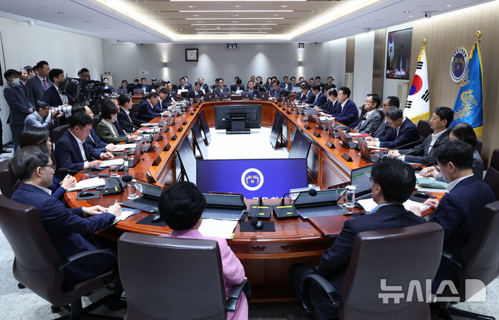 [서울=뉴시스] 조수정 기자 = 윤석열 대통령이 10일 서울 용산 대통령실 청사에서 열린 제39회 국무회의에서 발언을 하고 있다. 2024.09.10. chocrystal@newsis.com