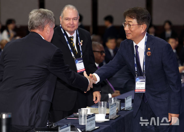 [서울=뉴시스] 이영환 기자 = 박상우 국토교통부 장관이 10일 오전 서울 강남구 그랜드 인터컨티넨탈 서울 파르나스 그랜드볼룸에서 열린 2024 글로벌 인프라협력 컨퍼런스(GICC) 개막식에서 참석자들과 인사를 나누고 있다. 2024.09.10. 20hwan@newsis.com