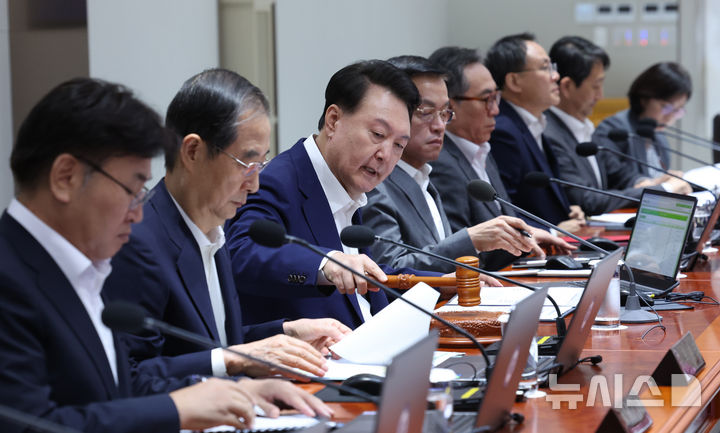 [서울=뉴시스] 조수정 기자 = 윤석열 대통령이 10일 서울 용산 대통령실 청사에서 열린 제39회 국무회의를 주재하고 있다. 2024.09.10. chocrystal@newsis.com