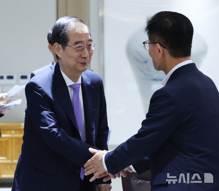 [서울=뉴시스] 조수정 기자 = 한덕수 당시 국무총리와 김문수 고용노동부 장관이 지난해 9월 10일 서울 용산 대통령실 청사에서 열린 제39회 국무회의에서 인사나누고 있다. 2024.09.10. chocrystal@newsis.com