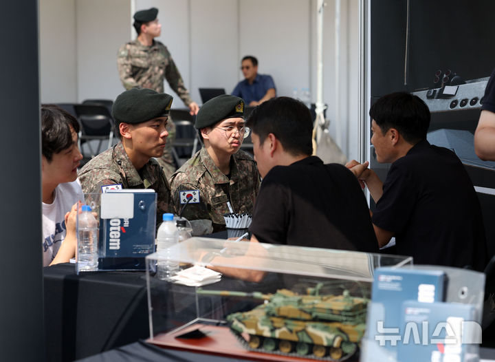 [서울=뉴시스] 김선웅 기자 = 지난해 9월 10일 서울 용산구 전쟁기념관 평화의 광장에서 열린 국가보훈부 2024년 국민과 함께하는 제대군인 취·창업 박람회에서 현역장병 및 제대군인 등 참가자들이 기업 부스에서 취업 설명을 듣고 있다. 2024.09.10. mangusta@newsis.com