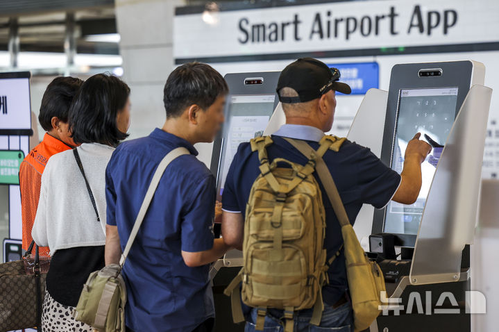 [서울=뉴시스] 정병혁 기자 = 10일 서울 강서구 김포국제공항 국내선 출발장에서 열린 바이오패스 활성화 대국민 캠페인에서 이용객들이 바이오패스를 등록하고 있다. 2024.09.10. jhope@newsis.com