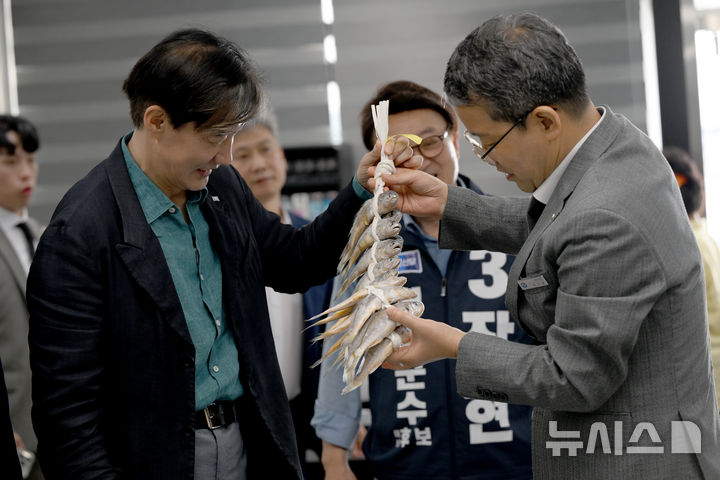 [영광=뉴시스] 김혜인 기자 = 전남 영광군수 재보궐선거를 앞두고 조국혁신당 조국 대표가 10일 오후 영광군군수협 법성지점을 찾아 지역 특산물인 굴비를 바라보고 있다. 2024.09.10. hyein0342@newsis.com