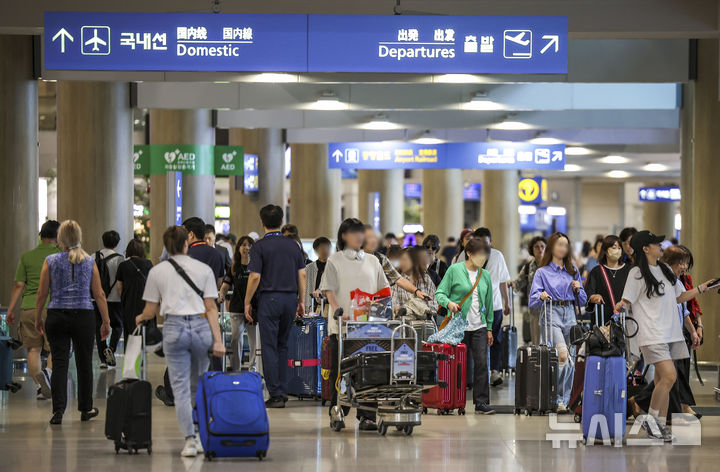 [인천공항=뉴시스] 정병혁 기자 = 인천국제공항 제1여객터미널 입국장이 이용객들로 붐비고 있다. 2024.09.18. jhope@newsis.com