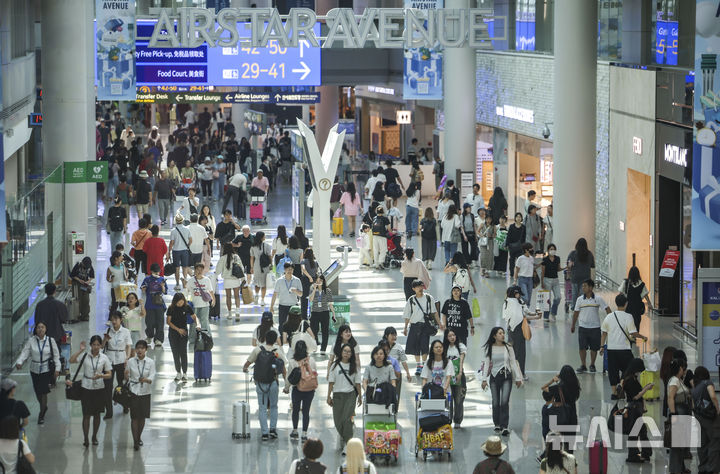 [인천공항=뉴시스] 정병혁 기자 = 10일 인천국제공항 제1여객터미널 면세구역이 이용객들로 붐비고 있다. 인천국제공항공사가 이번 추석연휴 특별 교통대책 기간인 13일부터 18일까지 총여객 120만 4000명(일평균 20만 1000명)이 인천공항을 이용해 역대 추석연휴 최다기록을 경신할 전망이라고 밝혔다. 이 수치는 이전 추석 연휴 최고치인 2017년의 18만7623명보다 7%가량 높다. 추석 연휴기간 중 이용객이 가장 많은 날은 18일로 21만 3000명의 여객이 인천공항을 이용할 것으로 예측됐다. 2024.09.10. jhope@newsis.com