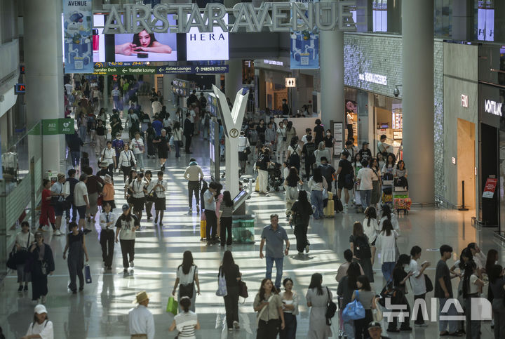 [인천공항=뉴시스] 정병혁 기자 = 인천국제공항 제1여객터미널 면세구역이 이용객들로 붐비고 있다. 2024.09.10. jhope@newsis.com