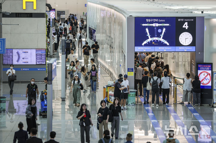 [인천공항=뉴시스] 정병혁 기자 = 지난 10일 인천국제공항 제1여객터미널 출국장이 이용객들로 붐비고 있다. 2024.09.10. jhope@newsis.com