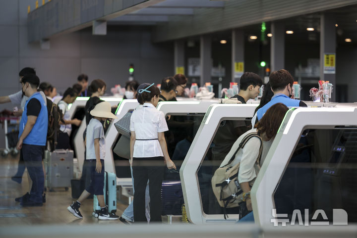 [인천공항=뉴시스] 정병혁 기자 = 인천국제공항 제2여객터미널 출국장에서 여행객들이 출국 수속을 하고 있다. 2024.09.10. jhope@newsis.com