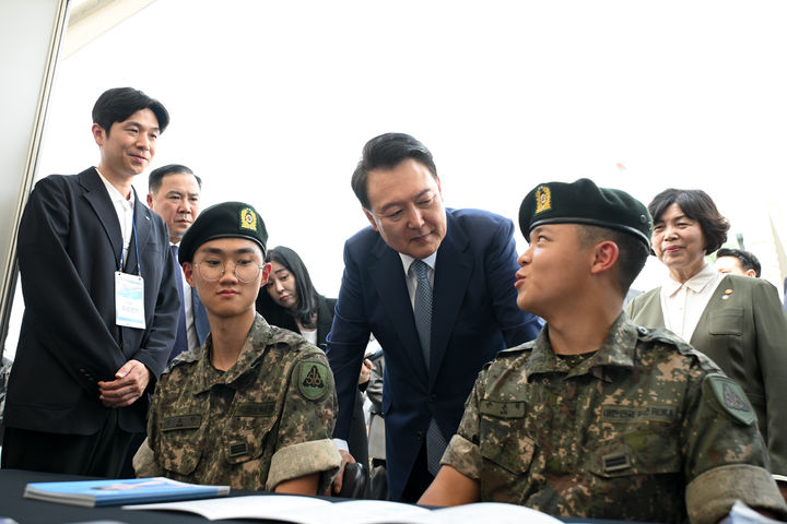 [서울=뉴시스] 조수정 기자 = 윤석열 대통령이 10일 서울 용산 전쟁기념관에서 열린 제대군인 취·창업박람회를 깜짝 방문해 장병들과 대화하고 있다. (사진=대통령실 제공) 2024.09.10. photo@newsis.com *재판매 및 DB 금지