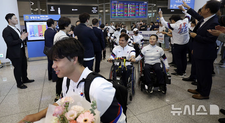 [인천공항=뉴시스] 정병혁 기자 = 2024 파리패럴림픽 대한민국 선수단이 10일 인천국제공항 제2여객터미널을 통해 귀국하고 있다. 한국은 이번 패럴림픽 17개 종목에 선수 83명(남자 46명, 여자 37명)을 포함한 177명의 선수단을 파견했다. 우리나라는 금메달 6개, 은메달 10개, 동메달 14개, 종합 순위 22위로 대회를 마쳤다. 2024.09.10. jhope@newsis.com