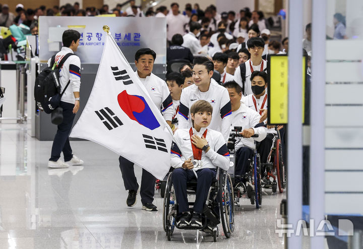 [인천공항=뉴시스] 정병혁 기자 = 2024 파리패럴림픽 대한민국 선수단이 10일 인천국제공항 제2여객터미널을 통해 귀국하고 있다. 한국은 이번 패럴림픽 17개 종목에 선수 83명(남자 46명, 여자 37명)을 포함한 177명의 선수단을 파견했다. 우리나라는 금메달 6개, 은메달 10개, 동메달 14개, 종합 순위 22위로 대회를 마쳤다. 2024.09.10. jhope@newsis.com