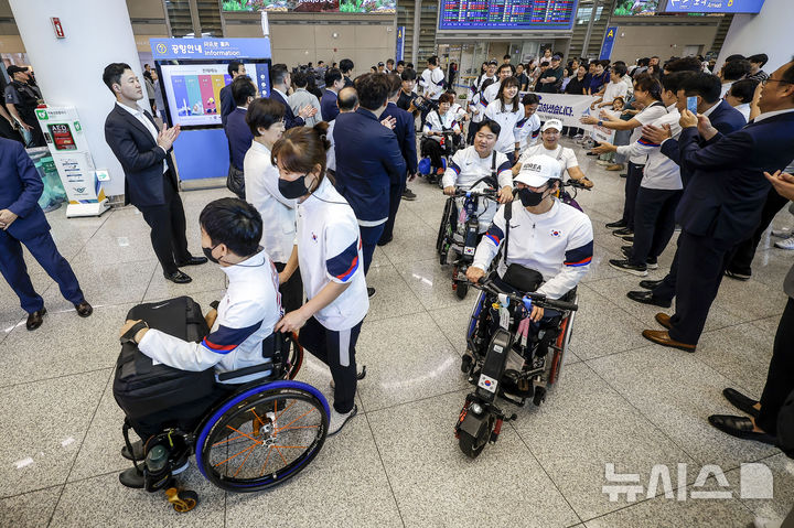 [인천공항=뉴시스] 정병혁 기자 = 2024 파리패럴림픽 대한민국 선수단이 10일 인천국제공항 제2여객터미널을 통해 귀국하고 있다. 한국은 이번 패럴림픽 17개 종목에 선수 83명(남자 46명, 여자 37명)을 포함한 177명의 선수단을 파견했다. 우리나라는 금메달 6개, 은메달 10개, 동메달 14개, 종합 순위 22위로 대회를 마쳤다. 2024.09.10. jhope@newsis.com