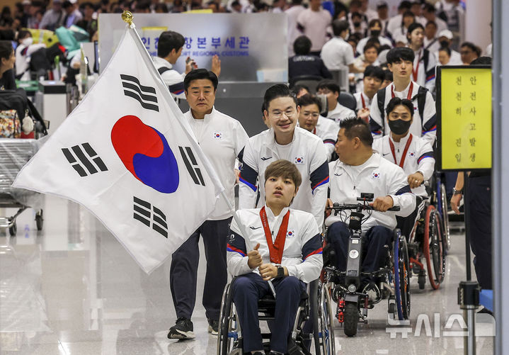 [인천공항=뉴시스] 정병혁 기자 = 2024 파리패럴림픽 대한민국 선수단이 10일 인천국제공항 제2여객터미널을 통해 귀국하고 있다. 한국은 이번 패럴림픽 17개 종목에 선수 83명(남자 46명, 여자 37명)을 포함한 177명의 선수단을 파견했다. 우리나라는 금메달 6개, 은메달 10개, 동메달 14개, 종합 순위 22위로 대회를 마쳤다. 2024.09.10. jhope@newsis.com