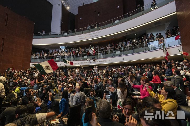 [멕시코시티=AP/뉴시스] 10일(현지시각) 멕시코 멕시코시티에서 정부의 사법 개편안에 반대하는 시위대가 국회의사당 상원회의장을 점거하고 있다. 2024.09.11.