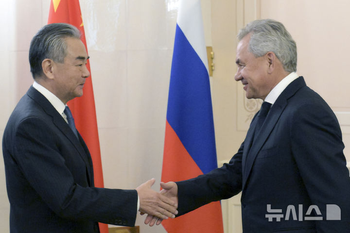 [상트페테르부르크=AP/뉴시스] 세르게이 쇼이구 러시아 국가안보회의 서기(오른쪽)와 왕이 중국 공산당 중앙정치국 위원 겸 외교부장이 2일(현지시간) 모스크바에서 만나 전략적 안보 협의를 진행했다. 사진은 두 사람이 지난해 9월 10일 러시아 상트페테르부르크에서 악수하는 모습. 2025.12.02