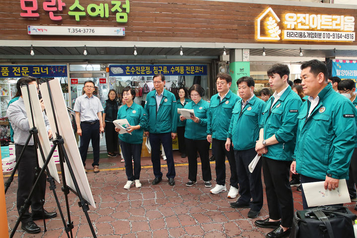 [밀양=뉴시스] 안지율 기자 = 밀양시 의원들이 아리랑시장에서 시설물 운영 현황을 청취하고 있다. (사진=밀양시의회 제공) 2024.09.11. photo@newsis.com *재판매 및 DB 금지