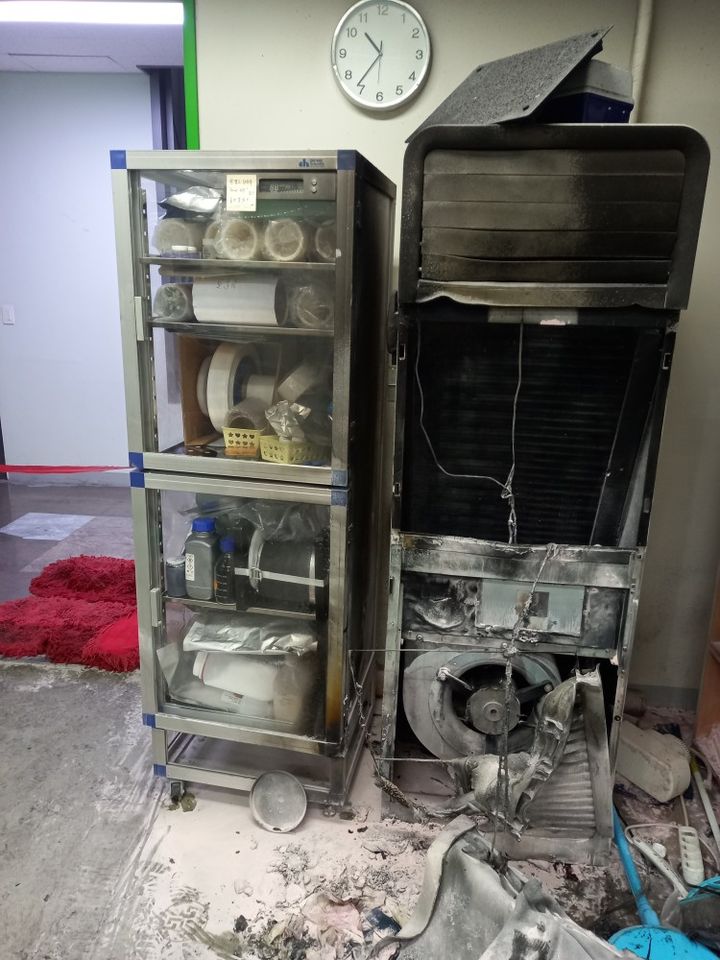 [대구=뉴시스] 10일 오후 9시25분께 달성군 현풍읍 상리 대구경북과학기술원(DGIST) E6동에서 배터리가 폭발했다는 신고가 접수됐다. (사진=대구소방안전본부제공) 2024.09.11. photo@newsis.com&nbsp; *재판매 및 DB 금지