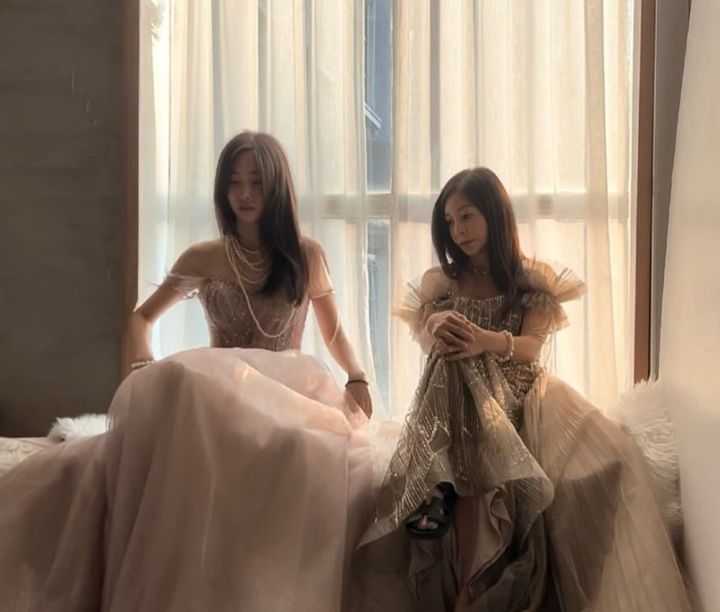 [서울=뉴시스] 이진이(왼쪽), 황신혜. (사진=이진이 인스타그램 캡처) 2024.09.11. photo@newsis.com  *재판매 및 DB 금지