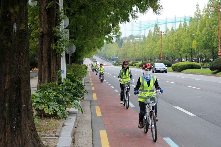 [창원=뉴시스] 강경국 기자 = 경남 창원시 공영자전거 누비자를 시민들이 이용하고 있다. (사진=창원시청 제공). 2024.09.11. photo@newsis.com *재판매 및 DB 금지