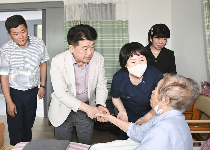 나영민 의장이 복지시설을 찾아 입원 중인 어르신을 위로하고 있다 (사진=김천시의회 제공) *재판매 및 DB 금지